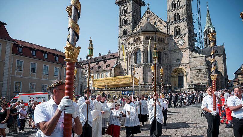 Die Prozession zieht vom Domberg in die Innenstadt. (Archivbild) Die Prozession zieht vom Domberg in die Innenstadt. (Archivbild)
