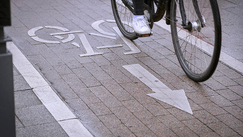 Der Radfahrer versuchte offenbar noch, der Frau auszuweichen, konnte aber den Zusammenstoß nicht verhindern. (Symbolbild) Der Radfahrer versuchte offenbar noch, der Frau auszuweichen, konnte aber den Zusammenstoß nicht verhindern. (Symbolbild)