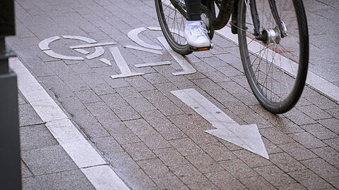 Der Radfahrer versuchte offenbar noch, der Frau auszuweichen, konnte aber den Zusammensto&szlig; nicht verhindern. (Symbolbild)
