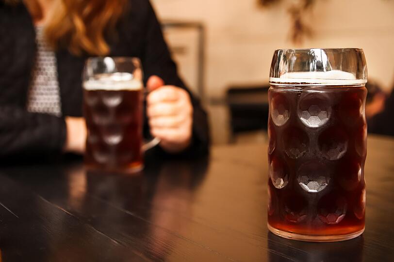 Altbier ist eine Spezialität aus dem Raum Düsseldorf. Trotz obergäriger Herstellung wird es kalt gelagert, was für Klarheit und eine angenehme Frische sorgt. Es hat eine rotbraune Farbe, schmeckt würzig-malzbetont und endet mit einer feinen Bitternote. "Alt", wie man das Getränk kurz nennt, ist ein Stück gelebte Braukultur am Rhein. Altbier ist eine Spezialität aus dem Raum Düsseldorf. Trotz obergäriger Herstellung wird es kalt gelagert, was für Klarheit und eine angenehme Frische sorgt. Es hat eine rotbraune Farbe, schmeckt würzig-malzbetont und endet mit einer feinen Bitternote. "Alt", wie man das Getränk kurz nennt, ist ein Stück gelebte Braukultur am Rhein.