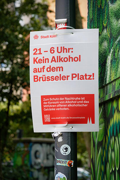 Schild mit Alkoholverbot am Br&uuml;sseler Platz in K&ouml;ln zum Schutz der Nachtruhe.