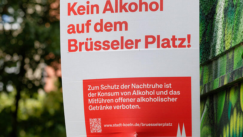 Schild mit Alkoholverbot am Br&uuml;sseler Platz in K&ouml;ln zum Schutz der Nachtruhe.