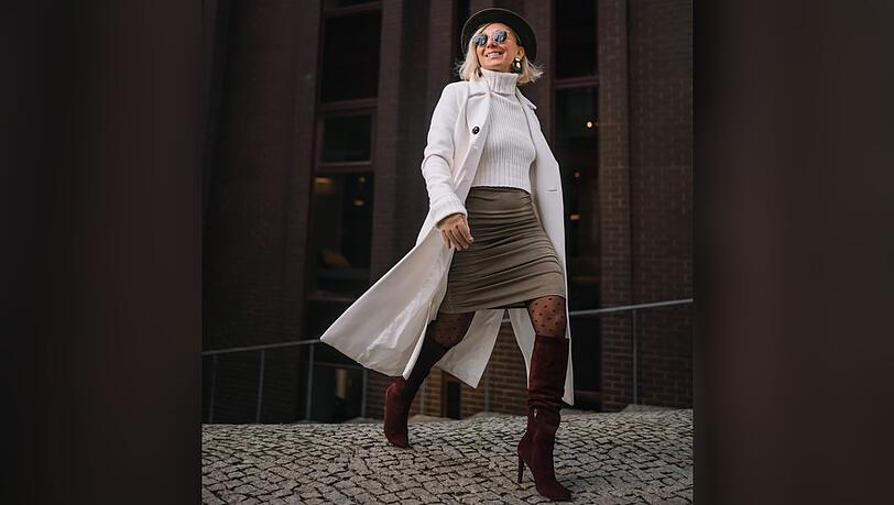 Ein Strickpulli wirkt mit einem Minirock und hohen Stiefeln gleich viel eleganter. Ein Strickpulli wirkt mit einem Minirock und hohen Stiefeln gleich viel eleganter.
