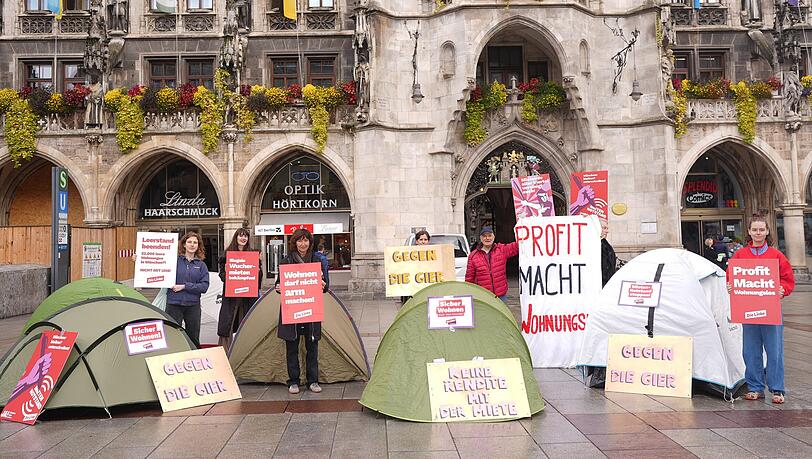 Nicht nur mit dieser Aktion vor dem Rathaus macht Die Linke auf den Mieten-Notstand in M&uuml;nchen aufmerksam. Sie hat nun auch einen B&uuml;rger*innenantrag &uuml;bergeben.