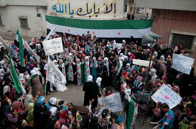 Trotz der Beobachtermission in Syrien sind bei einem erneuten Gewaltausbruch landesweit angeblich mindestens 13 Menschen getötet worden.