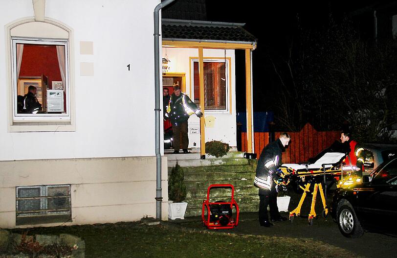 Feuerwehr und Polizei verschafften sich Zugang zu dem Haus.
