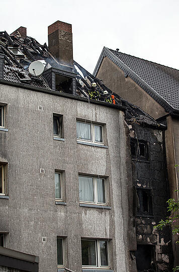 In Duisburg sind bei einem Wohnhaus-Brand zwei Menschen ums Leben gekommen.