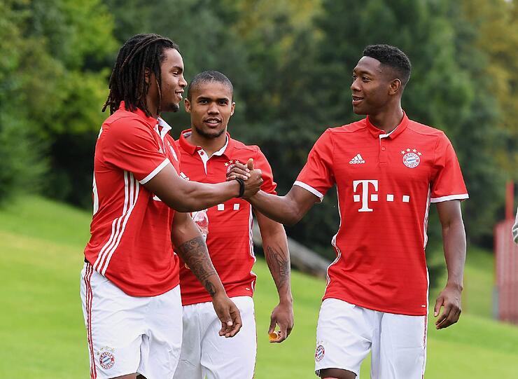 Check di nei! Sanches und Alaba beim Handshake.