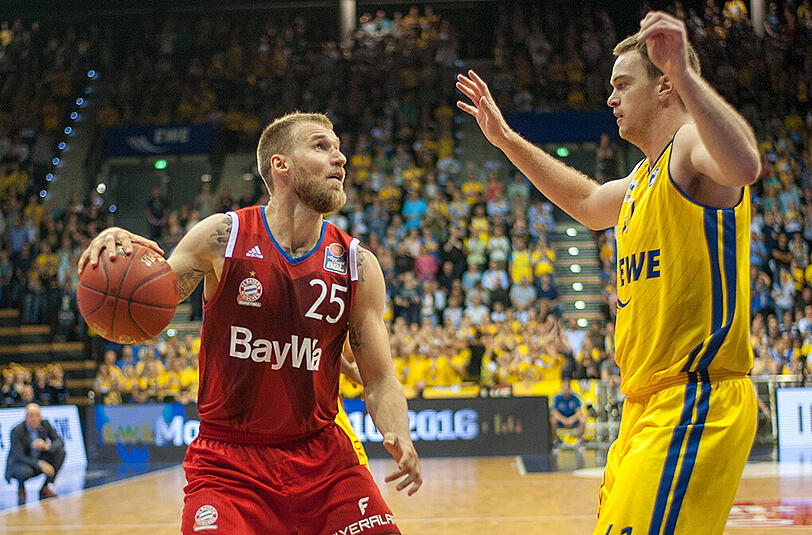 Anton Gavel vom FC Bayern (links) im Duell mitdem Oldenburger Brian Qvale.