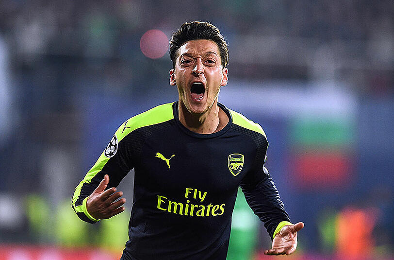 Mesut Özil wird wohl noch einige Jahre mehr für Arsenal London jubeln.