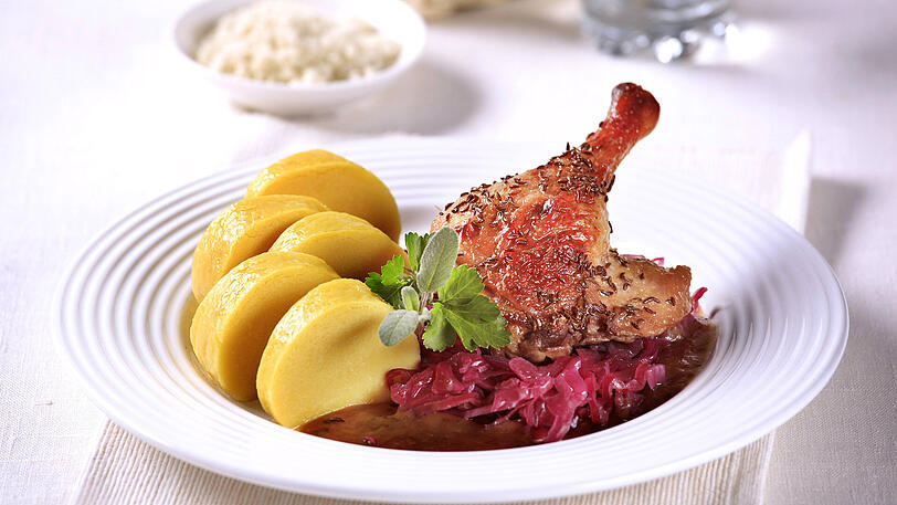 Eine bayrische Bauernente mit Blaukraut und Knödel.