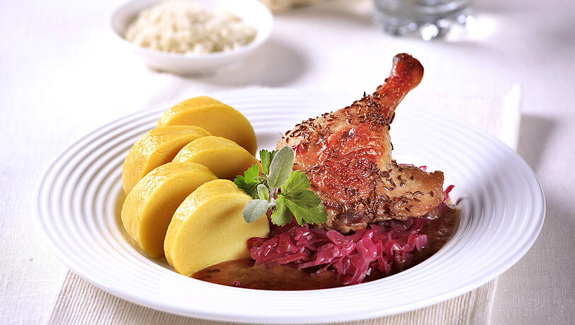 Eine bayrische Bauernente mit Blaukraut und Knödel. Eine bayrische Bauernente mit Blaukraut und Knödel.