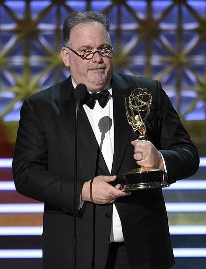 Bruce Miller nimmt die Auszeichnung für das beste Drehbuch einer Drama-Serie für die Folge "Offred (Pilot)" der Serie "The Handmaid's Tale" entgegen.