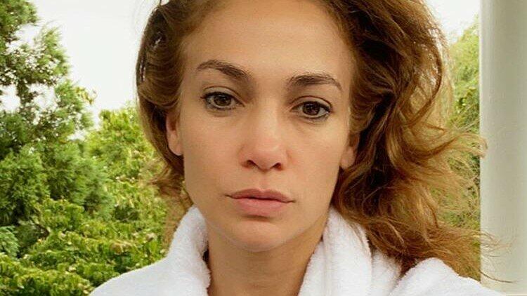 Superstar Jennifer Lopez zeigt sich ihren Fans ungeschminkt. Mit über 50 Jahren sieht man bei der Sängerin kaum Falten.