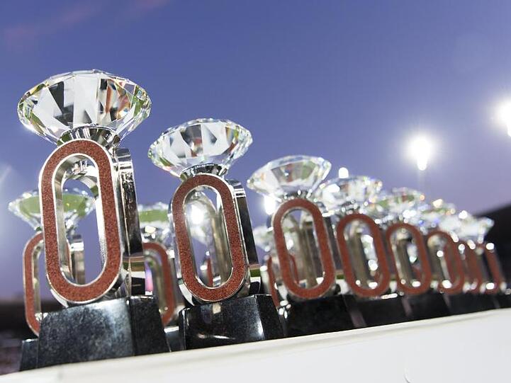 Beim Diamond-League-Meeting stehen die Trophäen aufgereiht nebeneinander.