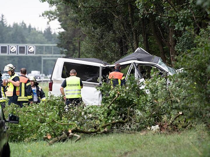 Ein Kleinbus liegt nach einem Unfall auf der Autobahn 8 (A8) in Fahrtrichtung Salzburg im Straßengraben. Foto: Sven Hoppe