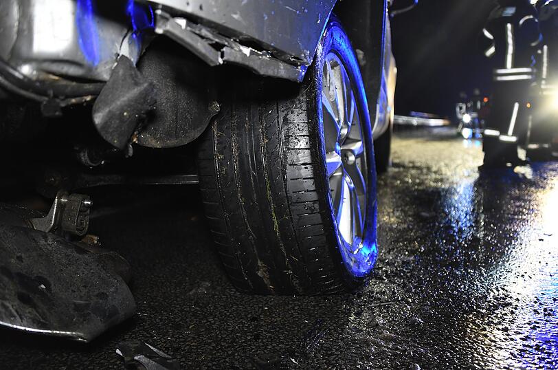 Die 33-Jährige prallte mit ihrem Auto frontal in das Fahrzeug der 20-Jährigen - beide wurden schwer verletzt.