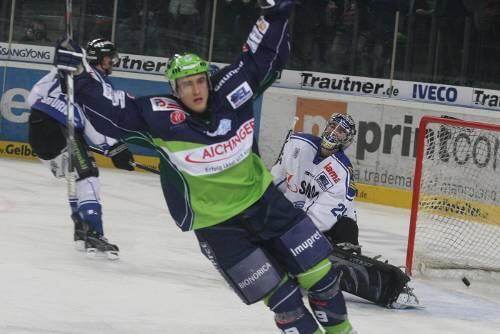 Eistiger David Cespiva bejubelt seinen Siegtreffer zum 4:3 gegen ingolstadt.
