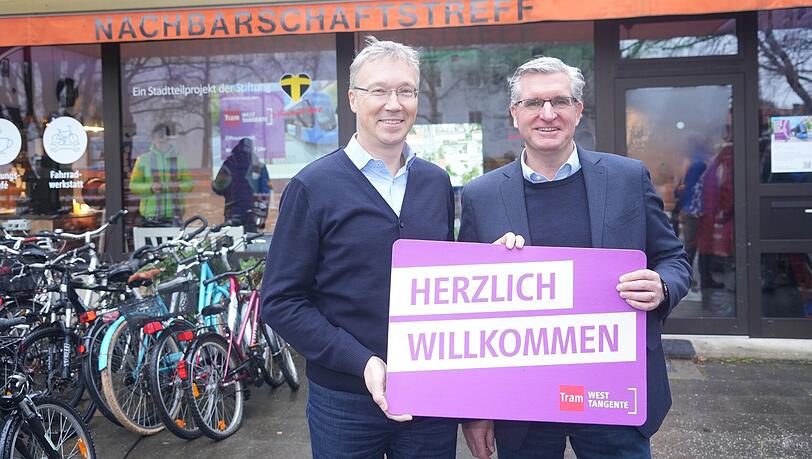 Mobilitätsreferent Georg Dunkel (l.) und Alex Indra eröffneten am Donnerstag das neue Infobüro zur Tram-Westtangente im Laimer Nachbarschaftstreff in der Fürstenrieder Straße 124. Mobilitätsreferent Georg Dunkel (l.) und Alex Indra eröffneten am Donnerstag das neue Infobüro zur Tram-Westtangente im Laimer Nachbarschaftstreff in der Fürstenrieder Straße 124.
