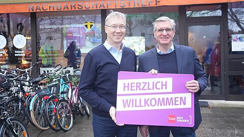 Mobilitätsreferent Georg Dunkel (l.) und Alex Indra eröffneten am Donnerstag das neue Infobüro zur Tram-Westtangente im Laimer Nachbarschaftstreff in der Fürstenrieder Straße 124.