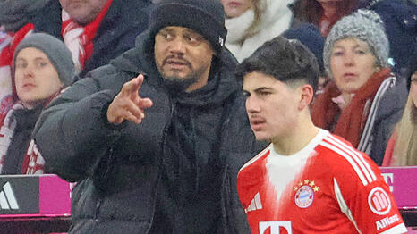 Gro&szlig;e Zukunftshoffnung beim FC Bayern: Felipe Ch&aacute;vez (r., hier mit Trainer Vincent Kompany), der derzeit an K&ouml;ln verliehen ist.