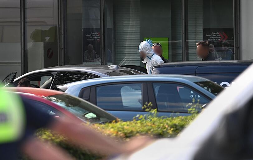Der mutmaßliche Täter wurde von Spezialkräften abgeführt. Der mutmaßliche Täter wurde von Spezialkräften abgeführt.