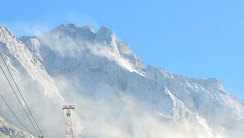 An der Zugspitze gab es einen großen Felssturz. An der Zugspitze gab es einen großen Felssturz.