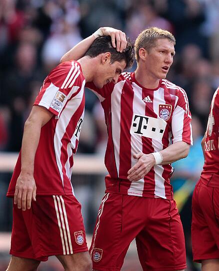 BASTIAN SCHWEINSTEIGER Note 3
Der Vize-Kapitän musste das Donnerstags-Training wegen einer Sprunggelenksblessur abbrechen, ein letzter Fitnesstest erst brachte das Ok. Haute sich rein, führte die Elf in der ersten Halbzeit, war am 1:0 und 4:0 beteiligt.