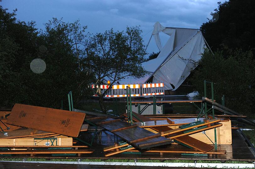 Dieses Festzelt im oberbayerischen Raisting konnte der Unwetterfront, die gestern über Bayern hinweg tobte, nicht standhalten.