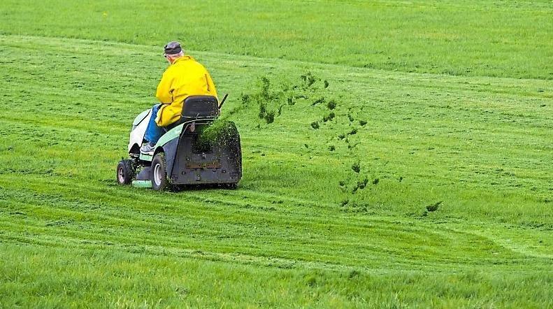 In Geisenhausen verletzt sich eine Vierjährige an den Klingen eines Rasentraktors, den ihr Opa fährt, schwer.