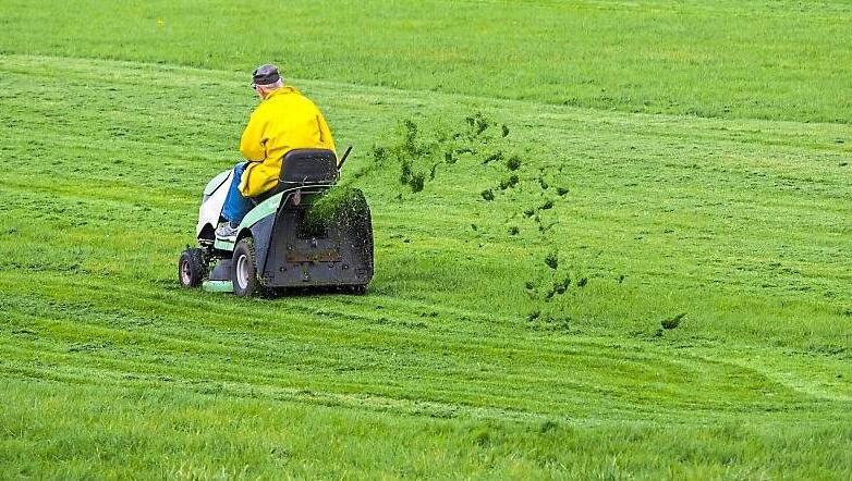 In Geisenhausen verletzt sich eine Vierjährige an den Klingen eines Rasentraktors, den ihr Opa fährt, schwer. In Geisenhausen verletzt sich eine Vierjährige an den Klingen eines Rasentraktors, den ihr Opa fährt, schwer.