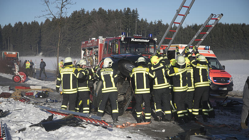 Beide Autos sind vollkommen zerstört, die Fahrer erlitten schwerste Verletzungen. Die Bilder vom Unfallort in Nußdorf.