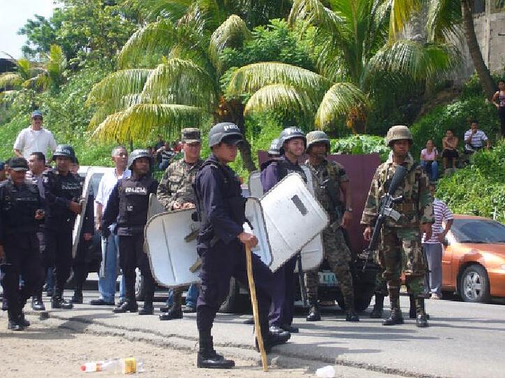 In Honduras setzen einflussreiche Großgrundbesitzer bewaffnete Sicherheitskräfte ein. Die gehen gemeinsam mit Militär und Polizei gegen diejenigen vor, die friedlich ihr Recht auf Land und Nahrung verteidigen: die Kleinbauern.