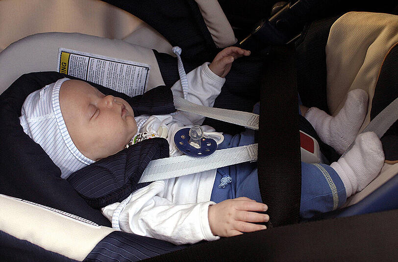 Immer wieder kommt es zu tragischen Todesfällen, weil Eltern ihre Kinder im Sommer im verschlossenen Auto zurücklassen.
