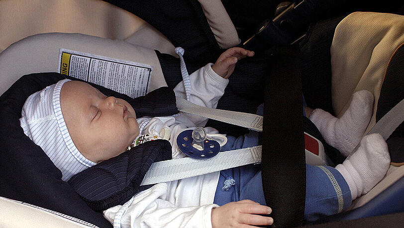 Immer wieder kommt es zu tragischen Todesfällen, weil Eltern ihre Kinder im Sommer im verschlossenen Auto zurücklassen. Immer wieder kommt es zu tragischen Todesfällen, weil Eltern ihre Kinder im Sommer im verschlossenen Auto zurücklassen.