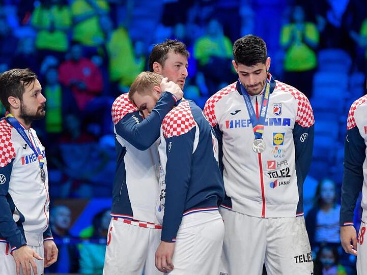 Die kroatischen Spieler um Domagoj Duvnjak (M) zeigen sich nach dem Spiel enttäuscht.