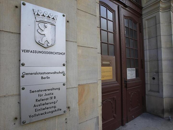 Nach rechtsextremen Drohmails gegen Politiker und Behörden hat die Berliner Generalstaatsanwaltschaft einen 31-Jährigen angeklagt.