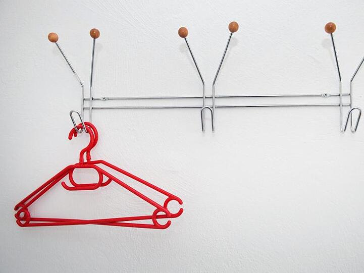 Zwei Bügel hängen an einer Garderobe in einer Jugendherberge. Foto: Stefan Sauer/dpa/Symbolbild