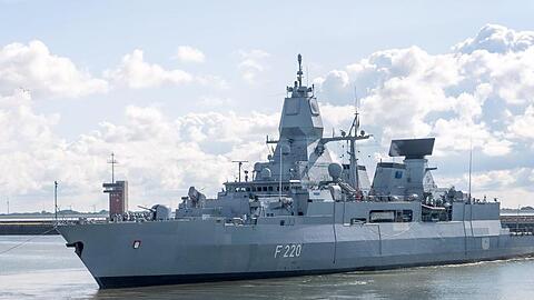 Die Fregatte "Hamburg" läuft Anfang August in Wilhelmshaven zu ihrem Einsatz vor der libyschen Küste aus.