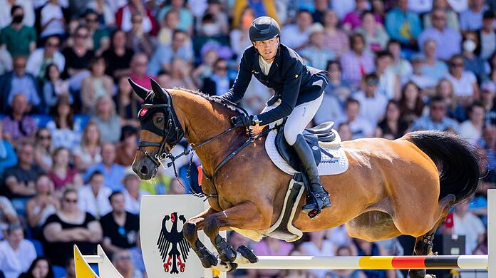 Gewinnt im Großen Preis von Aachen: Gerrit Nieberg auf Ben reitet durch den Parcours.