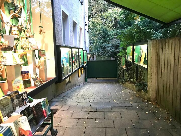 Die grüne Hoftür neben der Buchhandlung Lehmkuhl wird nur im November und Dezember geöffnet – wenn der Weihnachtsladen im Hinterhof öffnet.