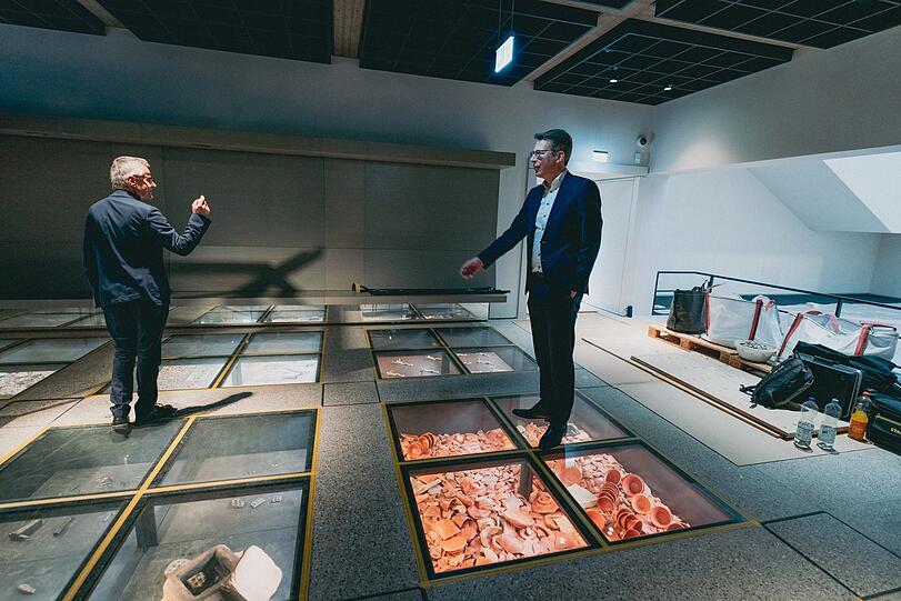 Indiana Jones kam zwar zur Sprache, aber ein Duell liefern sich die Männer nicht: Kunstminister Markus Blume (rechts) hat sich, geführt durch Direktor Rupert Gebhard, einen ersten Eindruck von der generalsanierten Archäologischen Staatssammlung verschafft.