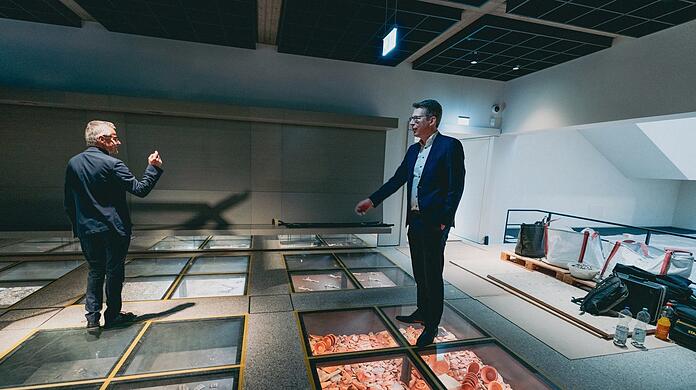 Indiana Jones kam zwar zur Sprache, aber ein Duell liefern sich die Männer nicht: Kunstminister Markus Blume (rechts) hat sich, geführt durch Direktor Rupert Gebhard, einen ersten Eindruck von der generalsanierten Archäologischen Staatssammlung verschafft.