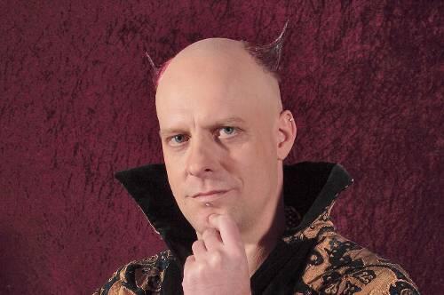Seit 1996 Dudelsack- und Schalmeienspieler bei Corvus Corax: Teufel.