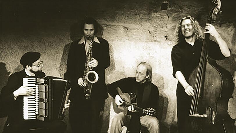 „Tango, Valse Musette, Flamenco, entstaubte Filmmusik und ein fast schon verklungenes Italien“: Quadro Nuevo im Gründungsjahr mit Heinz-Ludger Jeromin (links), Mulo Francel, Robert Wolf und D.D. Lowka. „Tango, Valse Musette, Flamenco, entstaubte Filmmusik und ein fast schon verklungenes Italien“: Quadro Nuevo im Gründungsjahr mit Heinz-Ludger Jeromin (links), Mulo Francel, Robert Wolf und D.D. Lowka.