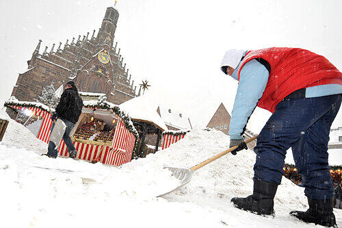 So viel Schnee wie noch nie: Die Standbesitzer auf dem Christkindlesmarkt wussten nicht mehr wohin mit der weißen Pracht.
