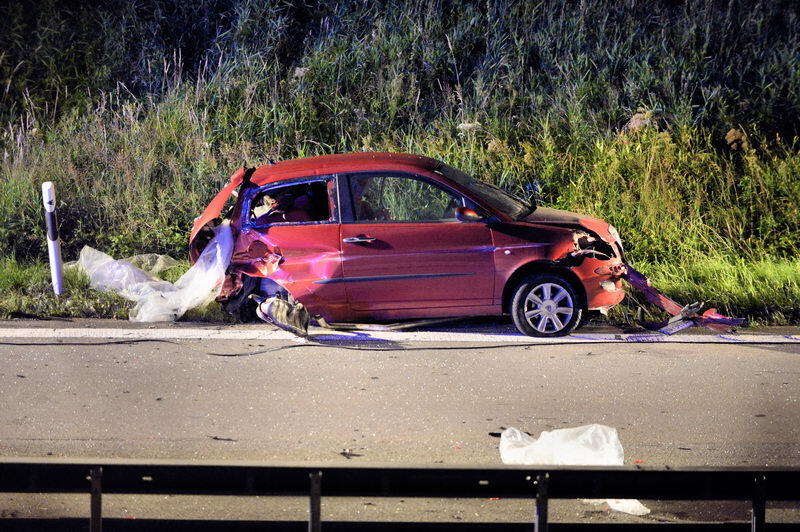 Unfall-Drama auf der A8 bei Grabenstätt: Eine französische Familie kracht mit ihrem Auto in ein Pannen-Auto. Bei dem Crash entsteht ein Trümmerfeld mit einer Länge von 300 Metern. Die Insassen kommen in die Klinik. Die Bilder...
