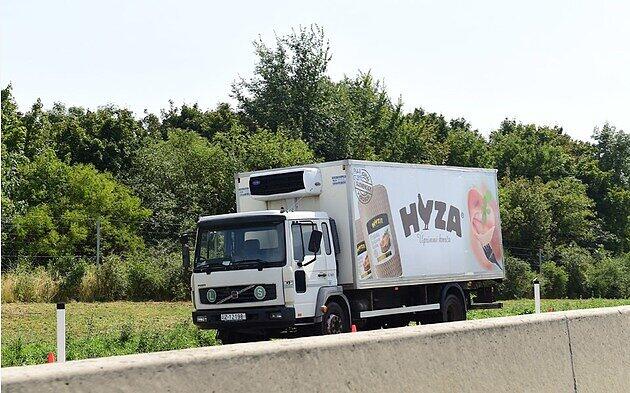 Die Polizei geht von 50 toten Flüchtlingen aus. Die Bilder!