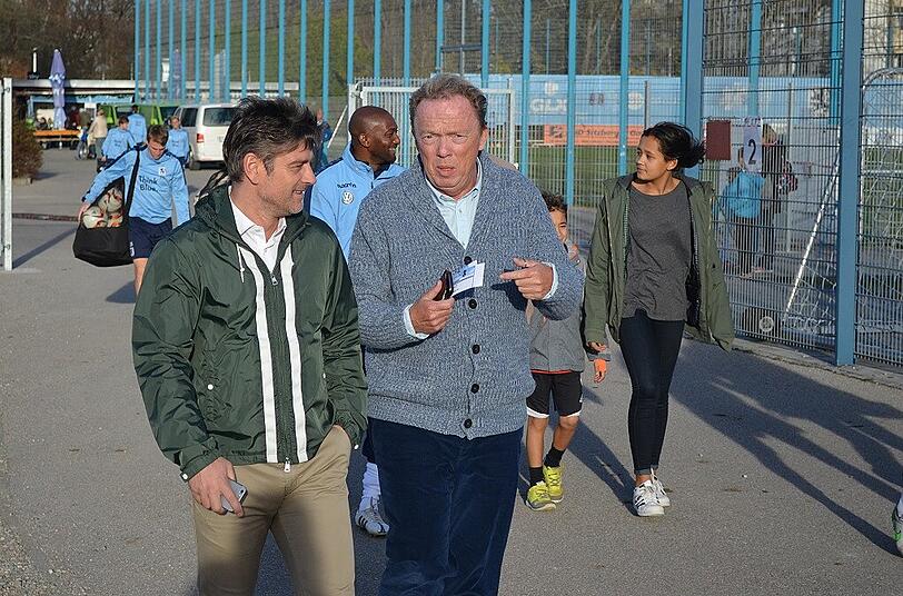 Sahen sich die Trainingseinheit des TSV 1860 an: V.l. Sportchef Oliver Kreuzer und Neu-Präsident Peter Cassalette.