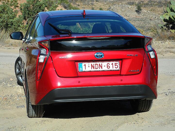 Markante Frontpartie mit klaren Anleihen bei Toyotas Wasserstoff-Auto Mirai: Der Toyota Prius sticht mit seiner eigenwilligen Design-Sprache aus der Masse heraus.